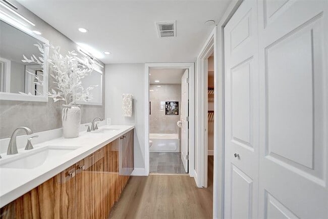 Building Photo - 3200 Port Royale Dr N