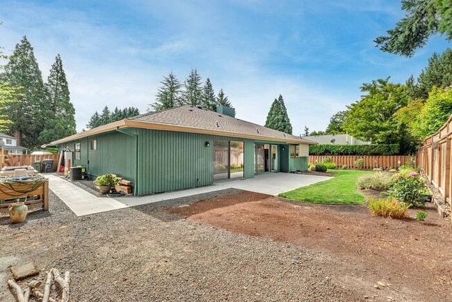 Building Photo - Single Level Ranch Style Home in Singing Woods!