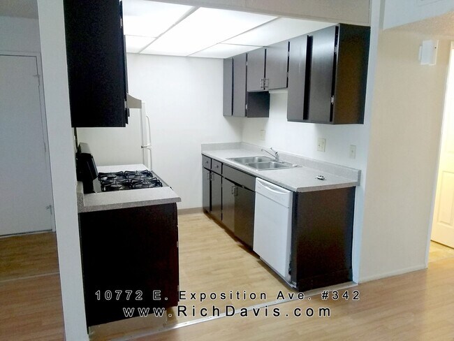 Building Photo - * 2 bed, 1 bath, Cherry Creek schools, Great location off Havana and Exposition with washer/dryer...
