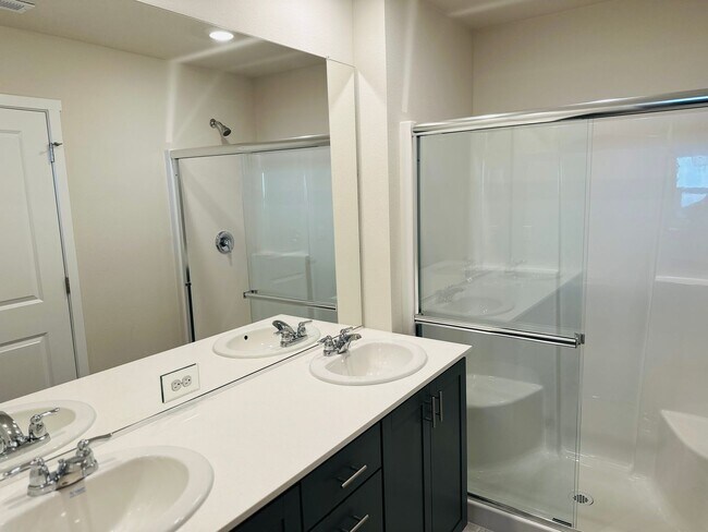 Building Photo - Beautiful Brand New 5 Bedroom Home!