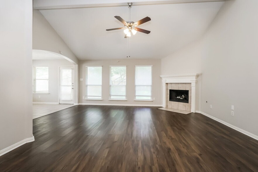 Building Photo - 30 Shimmer Pond Pl