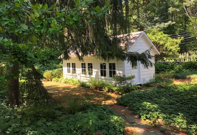 Separate Cottage - 14 Chestnut Hill Rd
