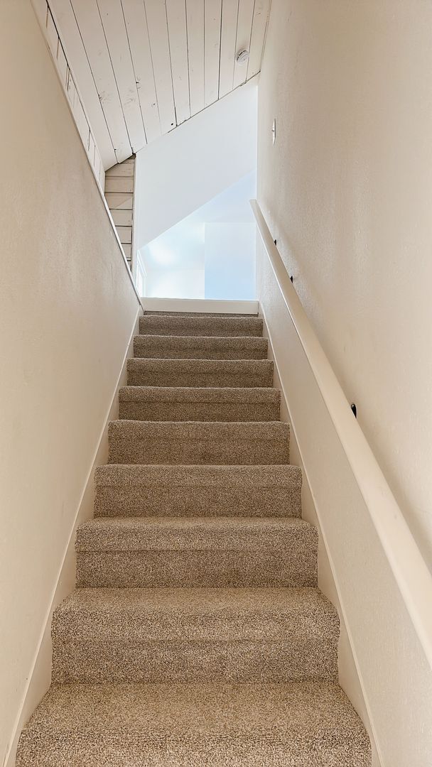 Building Photo - PRELEASING FOR LATE AUGUST: Classic 5bdrm/2 bath High St house with parking!