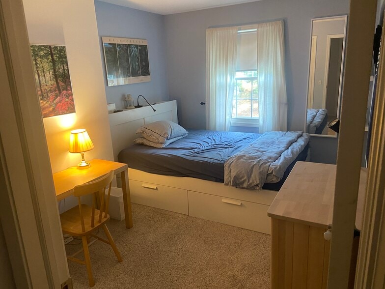 2nd bedroom - 6804 Old Sauk Ct