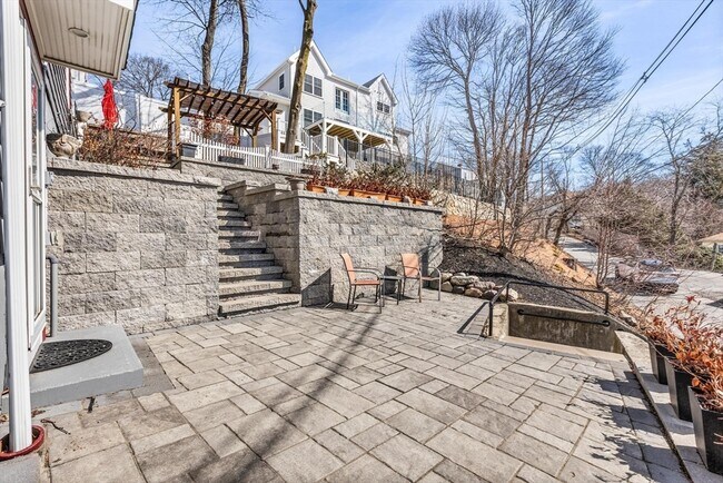 Building Photo - 2 Deane Ave