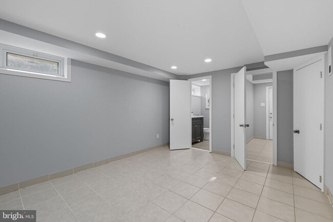 Building Photo - 6942 University Dr