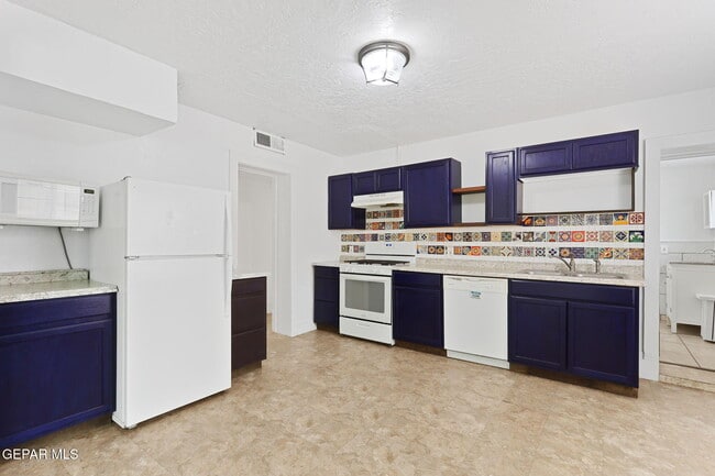 Building Photo - 325 Vista Hill Dr