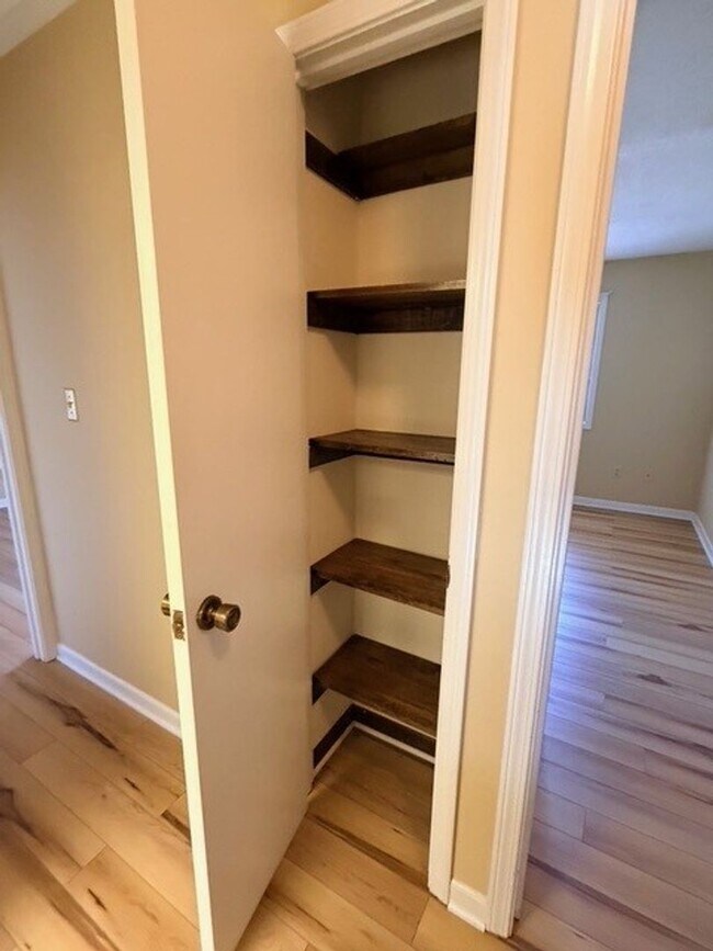 Building Photo - Rock Knoll