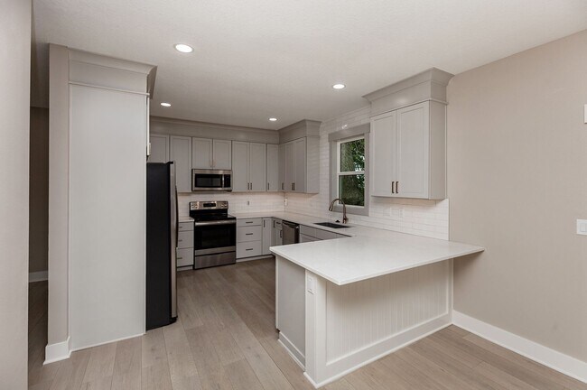 Building Photo - THOUGHTFULLY UPDATED!! 4 Bedroom, 3 Bathroom Home in Urbandale!