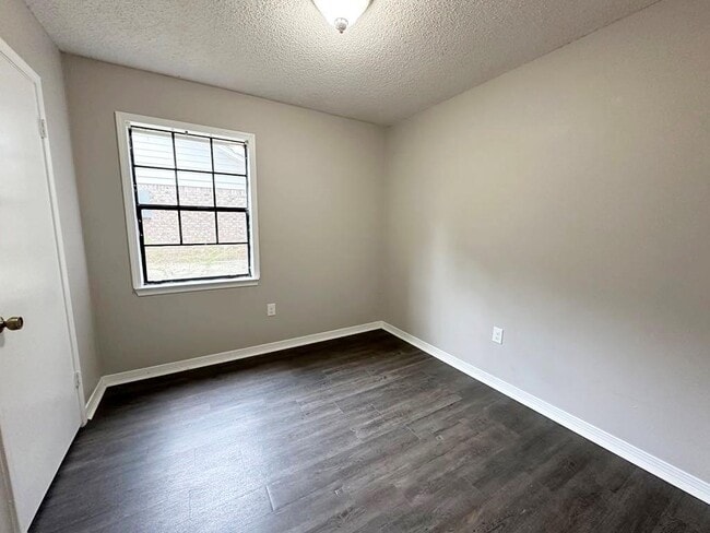 Building Photo - 1109 McNeil Ave