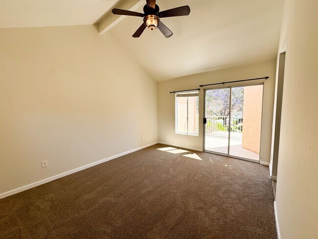 Building Photo - Eastlake : 2 bed, 2.5 bath vaulted ceiling...