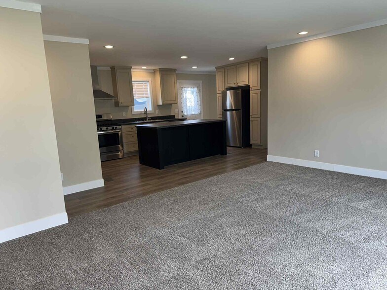 Building Photo - 48571 Lakeview Cir