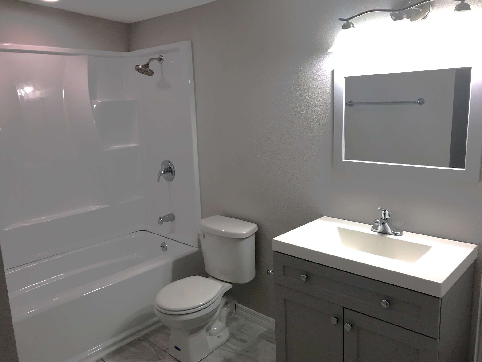 Bathroom - 2216 W Woodlawn Ave