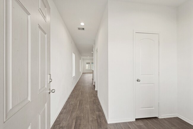 Building Photo - 2406 Silver Pr Ln