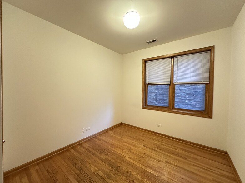 Building Photo - 4101 N Kenmore Ave