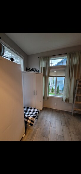 Building Photo - 757 Main Ave