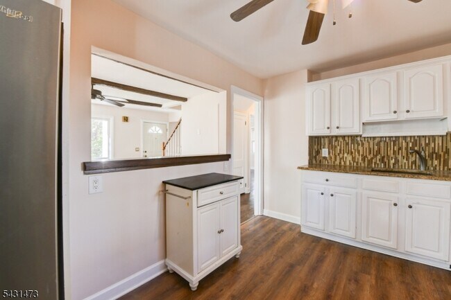 Building Photo - 72 Colonial Dr
