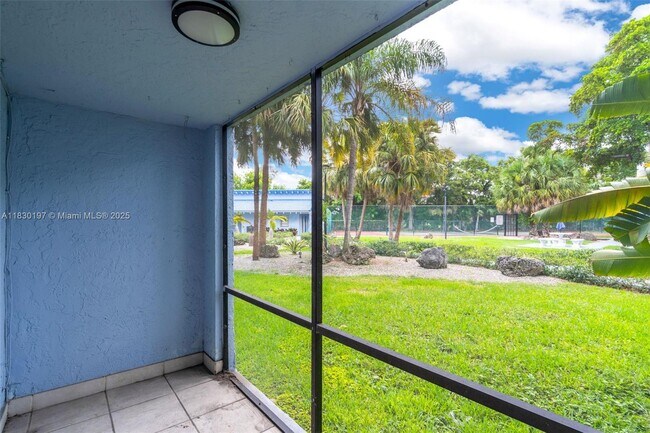 Building Photo - 9460 Fontainebleau Blvd