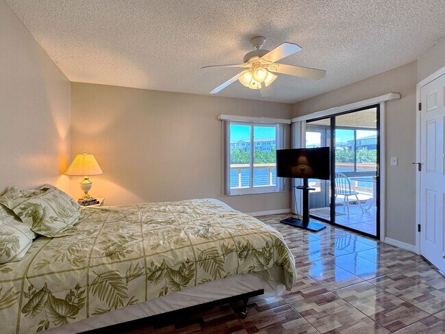 Building Photo - Two-Bedroom Lakeview Condo in Winterset Community