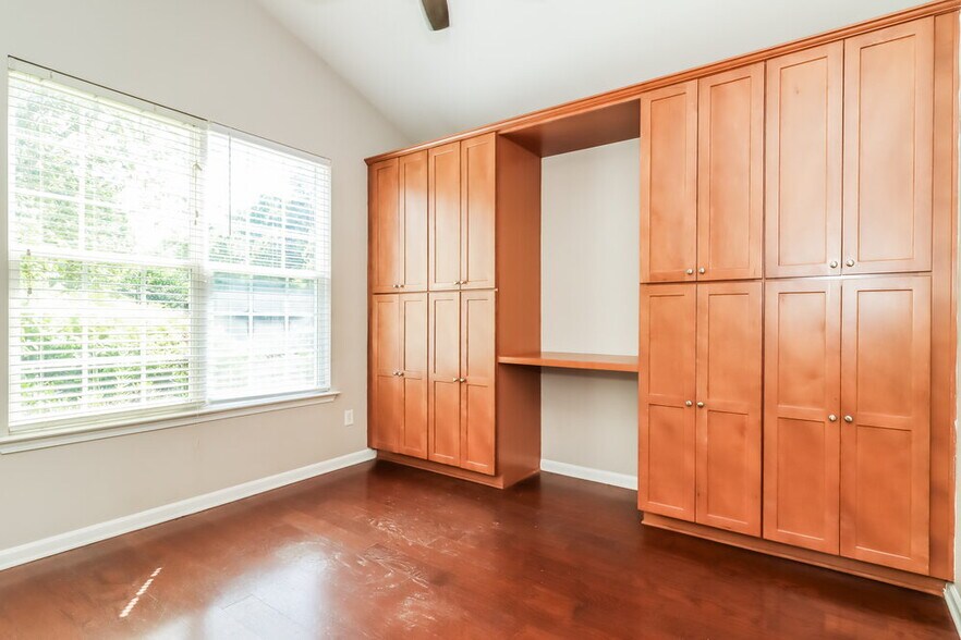 Building Photo - 4550 Black Hills Dr NW