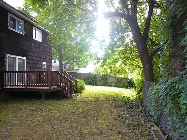 Building Photo - AVAILABLE 7/1/26 - Beautiful 5 Bedroom Sin...