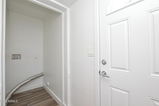 Building Photo - 1202 E Kaler Dr