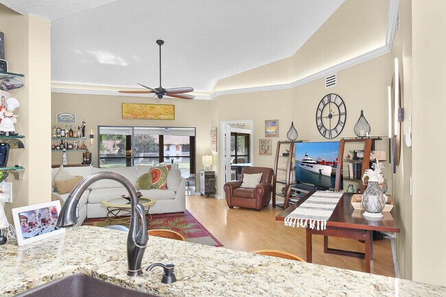 Building Photo - 6040 SE Martinique Dr