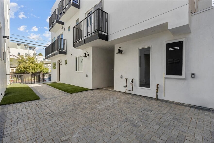 Building Photo - 860 N Hudson Ave