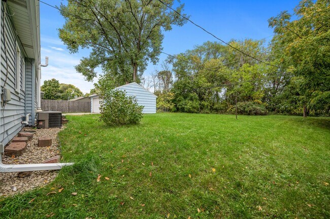 Building Photo - 1711 Rose Pl W