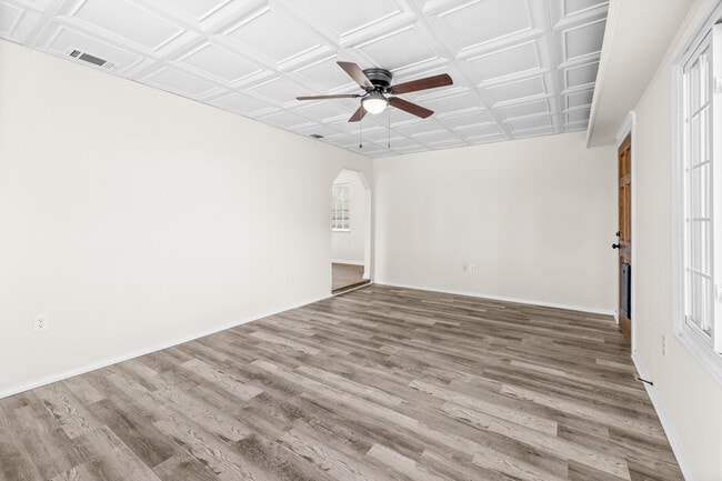 Building Photo - 351 Queens Way