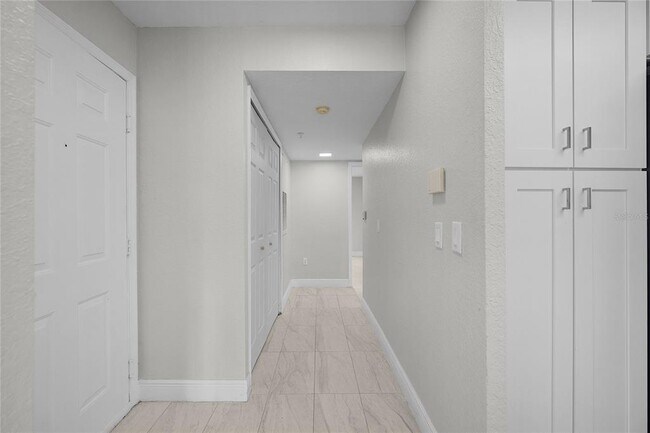 Building Photo - 13929 Fairway Island Dr