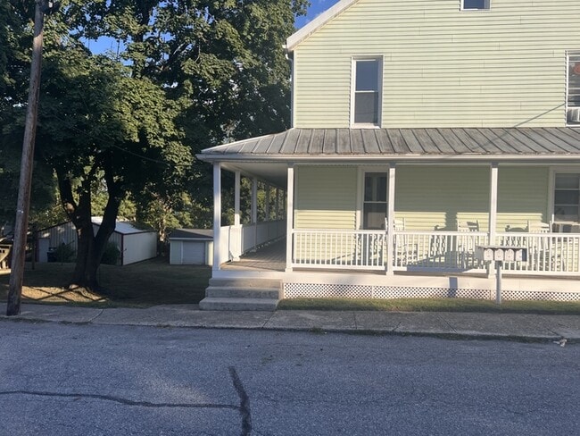 Building Photo - Remodeled 2 bed, 1 bath with laundry