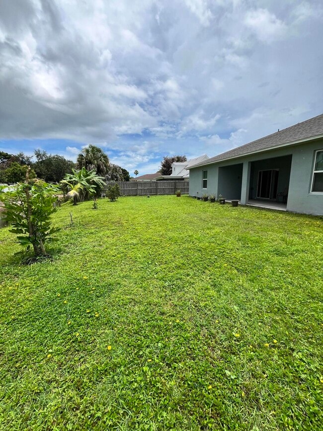 Building Photo - 1425 SW Vicuna Ln