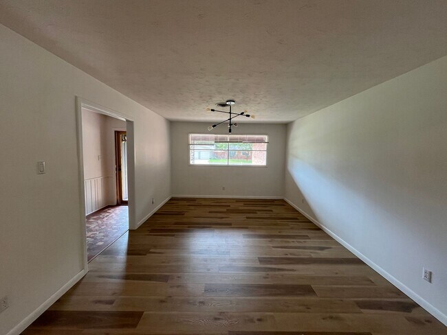 Building Photo - $200 off First Month! Large, Beautiful 3/2...