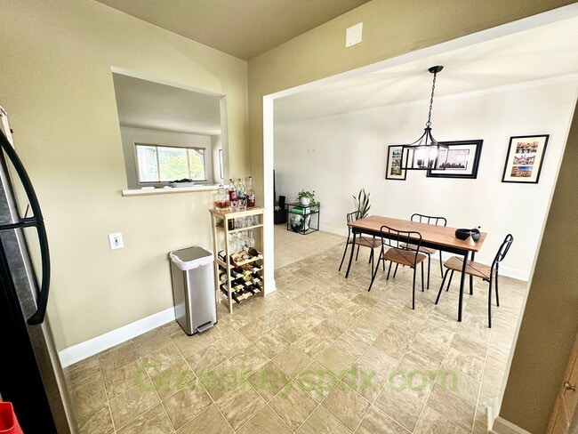Building Photo - Two bedroom one bathroom condo in Southwes...