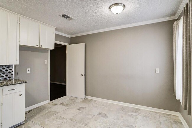Building Photo - 7252 Parker Rd