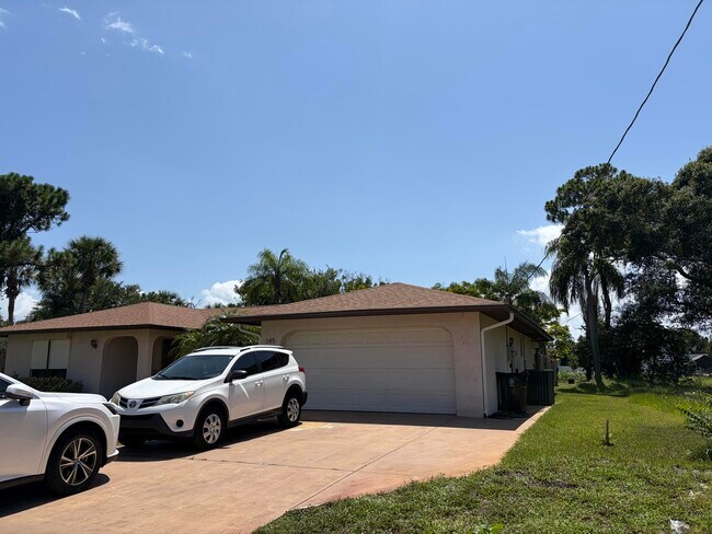 Building Photo - 145 SE Fallon Dr