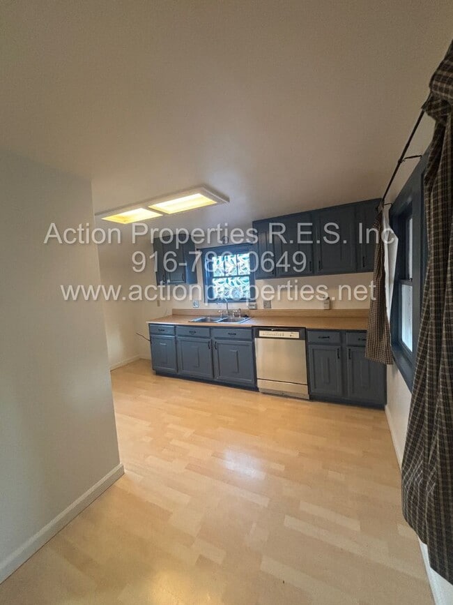 Building Photo - Central Roseville, 1 Bed, 1 Ba, Wall Air, Large Living Room, Bedroom Downstairs, Large Deck great...