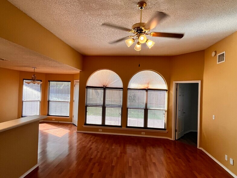 Living - 8106 Hawick Dr