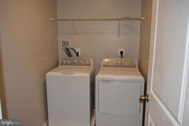 Building Photo - 120 Shiningfield Ct
