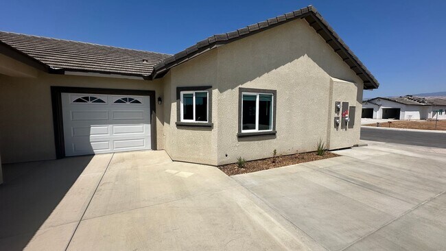 Building Photo - Coyote Run Duplexes 6000