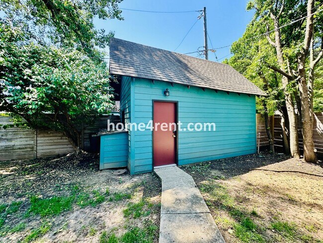 Building Photo - Beautiful, KCMO Home with Historic Charm, Updated Kitchen, Wood Floors and a Fenced Yard!