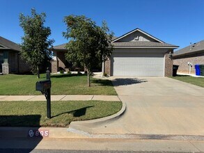 Building Photo - 3 bed 2 bath located in Norman, with neighborhood amenities!