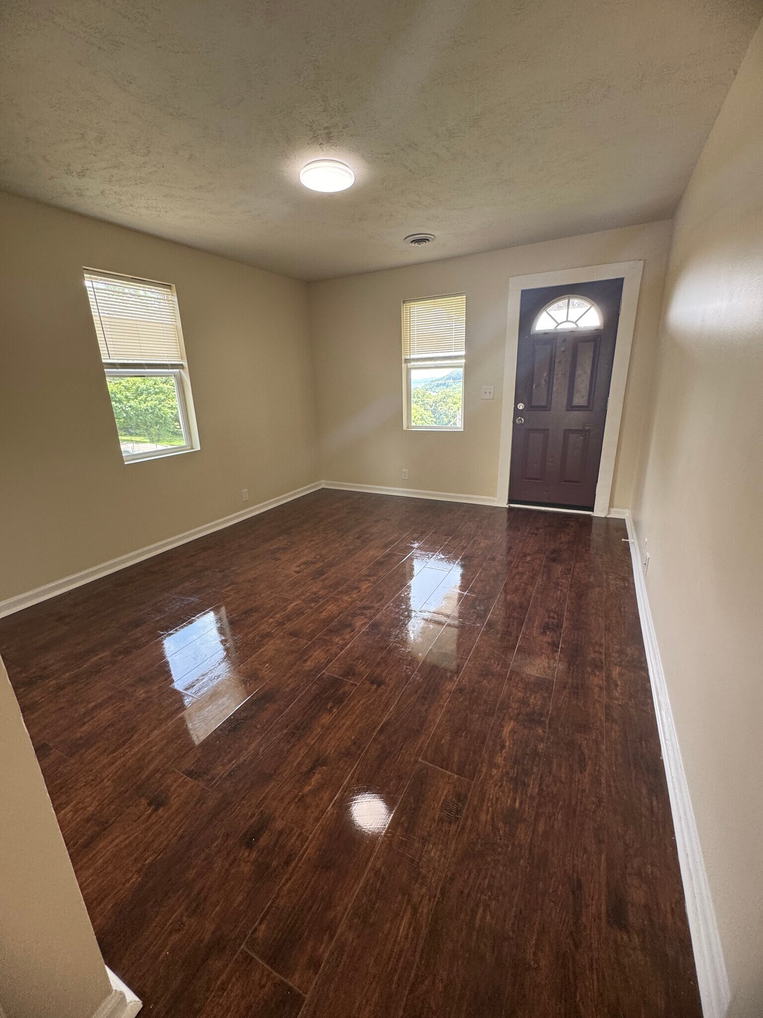 Building Photo - 525 Peach Orchard Dr