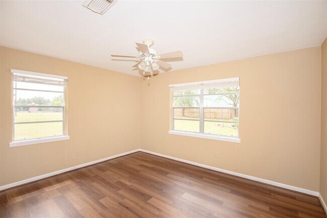 Building Photo - 2569 Cliff Dr