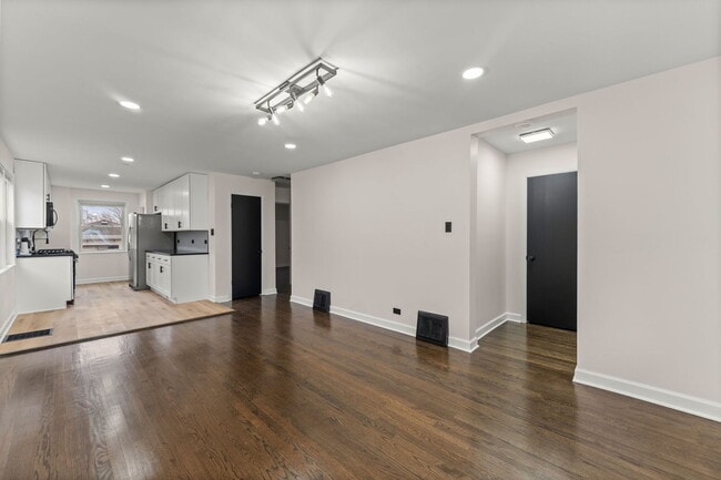 Building Photo - 5251 S Hamlin Ave