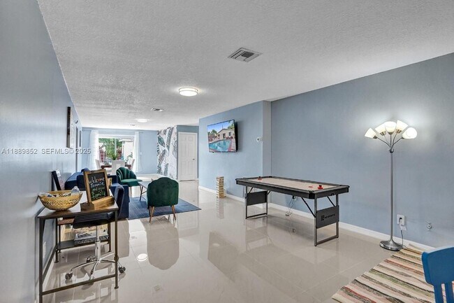 Building Photo - 208 SW 2nd Ave