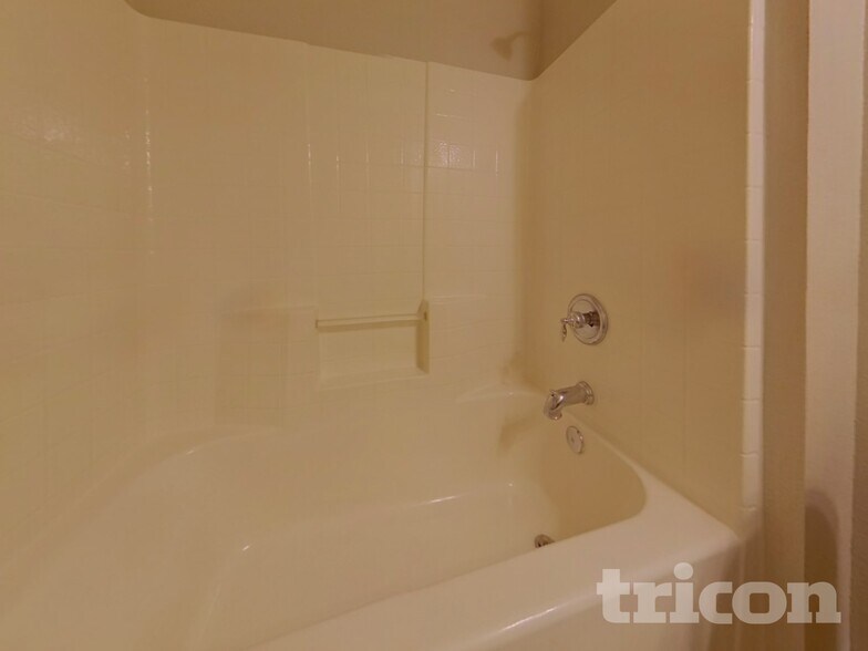 Building Photo - 6141 Tilapia Dr