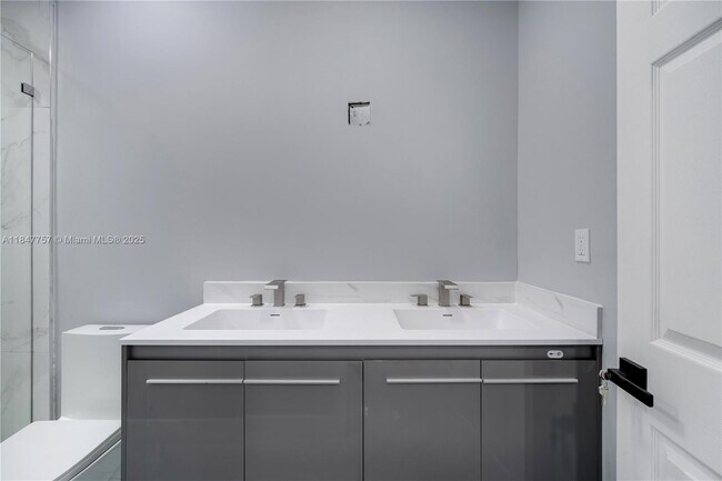 Building Photo - 1114 SW 13th Ct