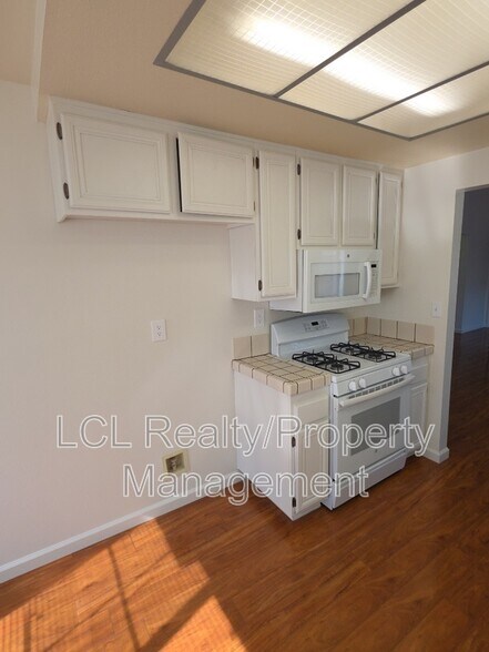 Building Photo - 28235 Encino Dr
